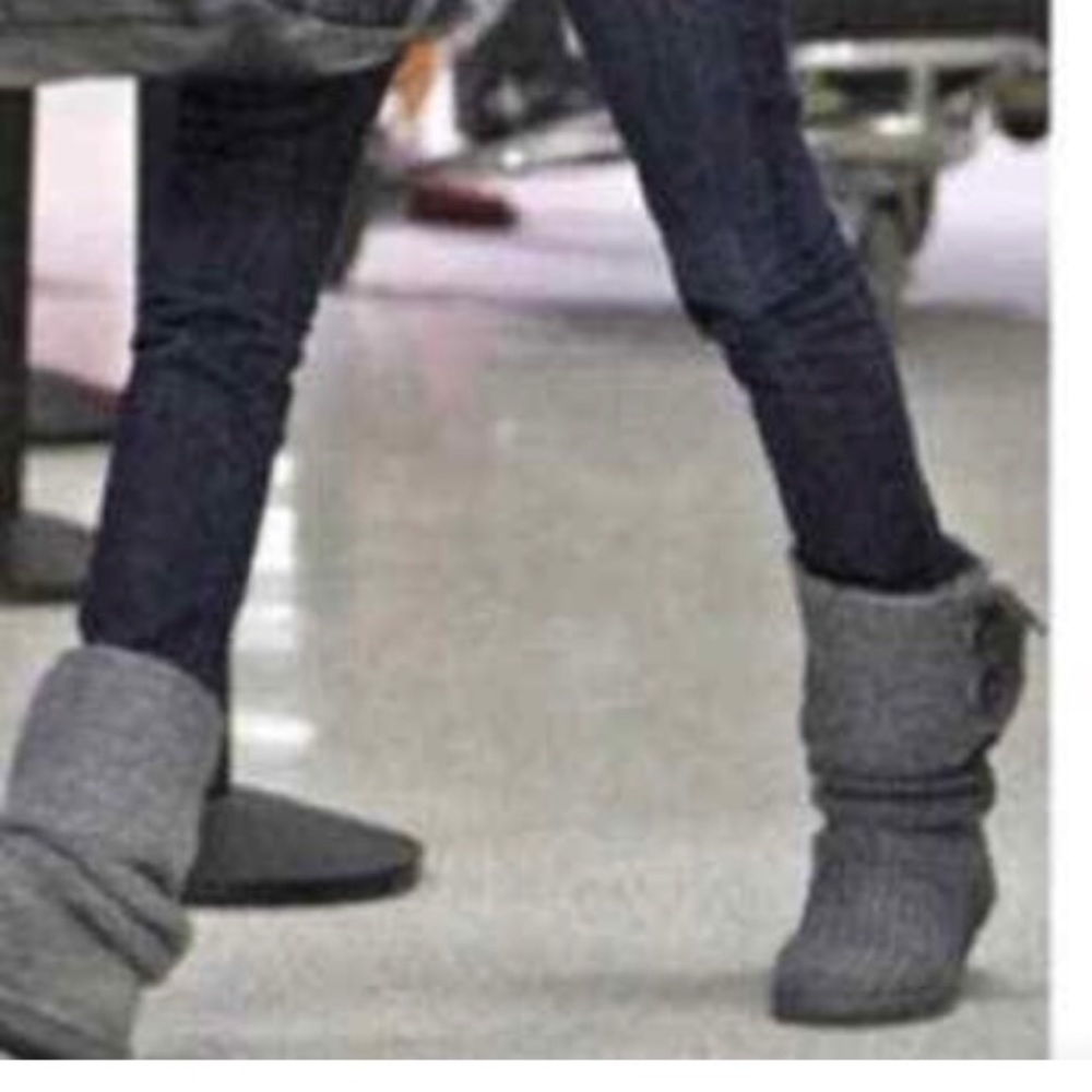 GREY  SWEATER UGG BOOTS SIZE 7! - Picture 12 of 12